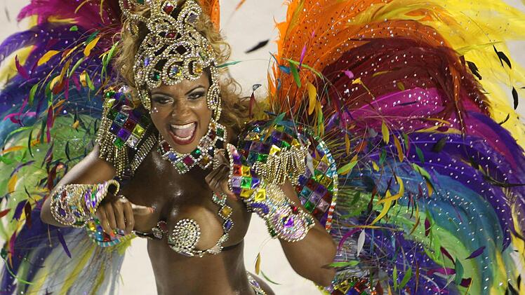 Fasching auf brasilianisch: Karneval in Rio mit viel Samba und nackter Haut. Fotos: epa/Antonio Lacerda