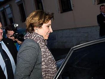 Christine Haderthauer verschwand ohne mit den wartenden Flüchtlingen zu reden in ihrem Wagen. Foto: Tobias Köpplinger