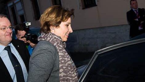 Christine Haderthauer verschwand ohne mit den wartenden Flüchtlingen zu reden in ihrem Wagen. Foto: Tobias Köpplinger