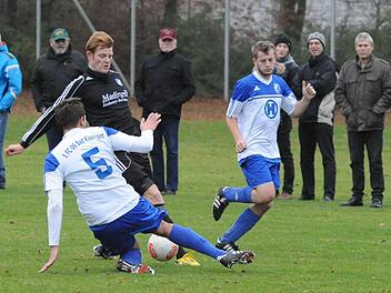 Eine Doppelbewachung bekommt hier Thomas Heinisch in Person von Adnan Hamzic (links) und Maxi Wehner. Dennoch traf Euerbachs Stürmer gegen den FC 06 Bad Kissingen gleich zweimal. Foto: Hopf