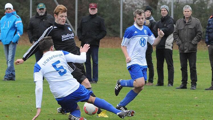 Eine Doppelbewachung bekommt hier Thomas Heinisch in Person von Adnan Hamzic (links) und Maxi Wehner. Dennoch traf Euerbachs Stürmer gegen den FC 06 Bad Kissingen gleich zweimal. Foto: Hopf