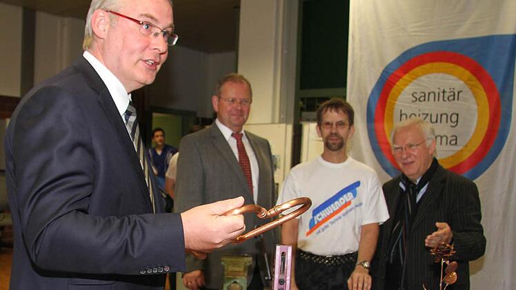 Azubis herzlich willkommen - der Geschäftsführer von alpha innotec Clemens Dereschkewitz macht nicht viele Worte und hält einfach ein selbst gelötetes Herz hoch Foto: Sonja Adam