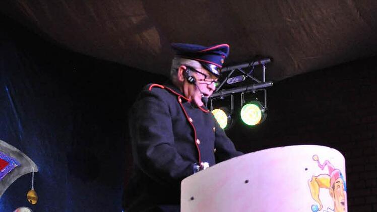 Mehr als 40 Jahre tritt Gerhard Zeier als "Gemeindediener" in der Ortsschelle auf. Foto: Evelyn Schneider