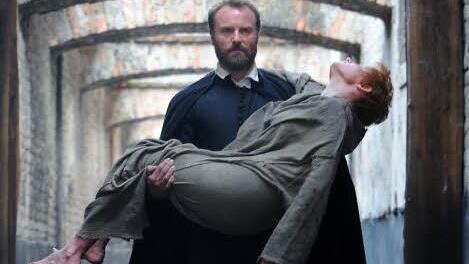 Cornelius (Mark Waschke) trägt Johanna (Silke Bodenbender) aus dem berüchtigten Malefiz-Haus.  Foto: ZDF/Alfons Kowatsch