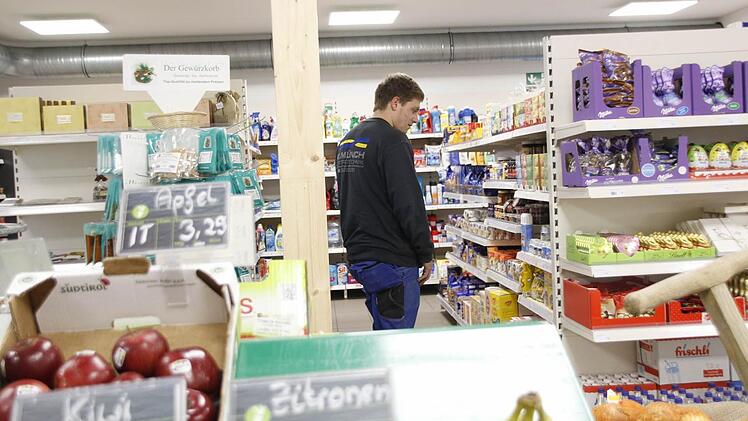 Das Angebot passt, sagt Alexander Schmidt beim Gang durch die Regalreihen. Foto: Matthias Beetz