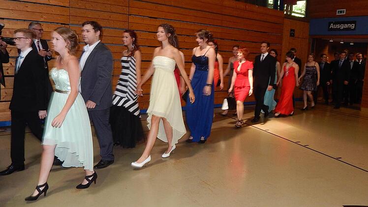 Die Abiturienten nahmen in festlicher Garderobe ihre Zeugnisse entgegen. Foto: Mona Lisa Eigenfeld