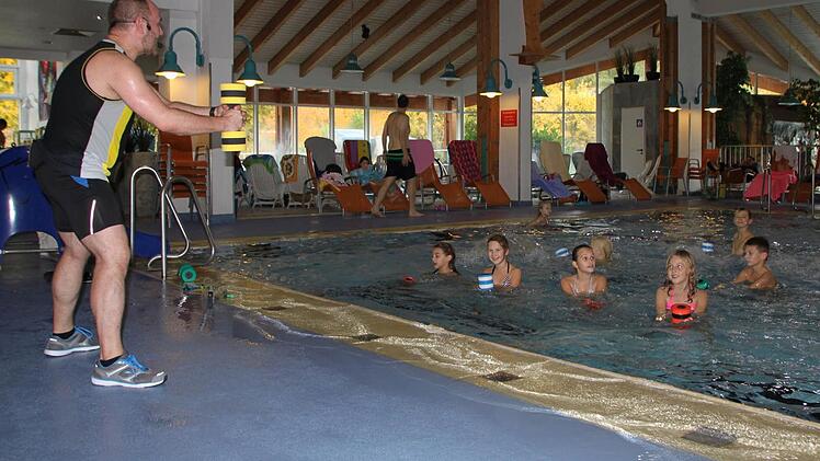 Gesundheitsstadt Bad Brückenau: 40 Grundschüler machten einen Auffrischungskurs in der Therme Sinnflut. Foto: Ulrike Müller