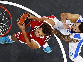 Elias Harris (li.) fehlt den Brose Baskets im Derby gegen W&uuml;rzburg am Sonntag wegen einer H&uuml;ftverletzung fehlen. Foto: Daniel L&ouml;b