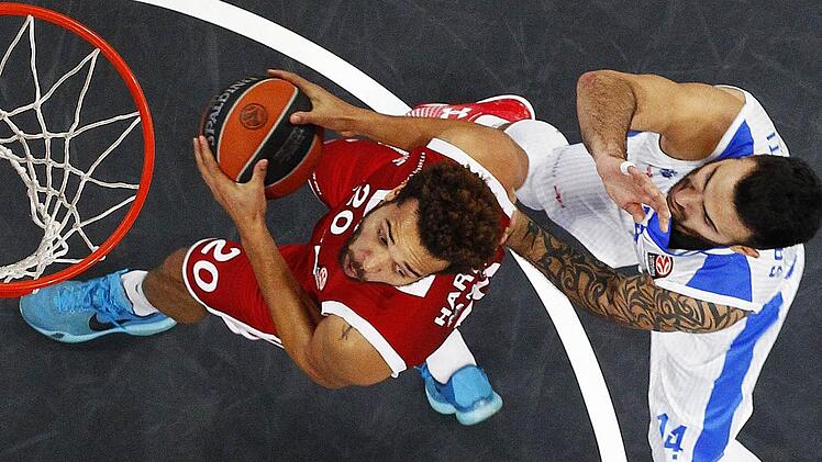 Elias Harris (li.) fehlt den Brose Baskets im Derby gegen W&uuml;rzburg am Sonntag wegen einer H&uuml;ftverletzung fehlen. Foto: Daniel L&ouml;b