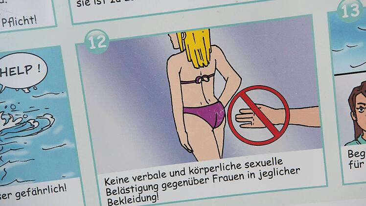 Ein Plakat mit Baderegeln hängt in einem Schwimmbad in München. Dort wird darüber aufgeklärt, dass Frauen weder verbal noch körperlich sexuell belästigt werden dürfen.  Foto: Sven Hoppe, dpa