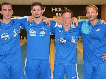 Die 1. Herrenmannschaft des TSV Ebermannstadt wird kommende Saison ein gänzlich neues Gesicht haben: Während Robin Straßberger (l.) und Lukas Biemüller (2.v.l.) zum FSV Erlangen-Bruck in die 2. Liga wechseln, schließt sich auch Florian Seiler (nicht im Bild) mit dem SKC Victoria Bamberg II einem Zweitligisten an. Steffen Wein (2. v.r.) geht derweil zurück nach Memmelsdorf. Trainer und Ersatzmann Michael Parzefall (r.) hat trotzdem eine konkurrenzfähige Truppe für die neue Spielzeit zusammenge...