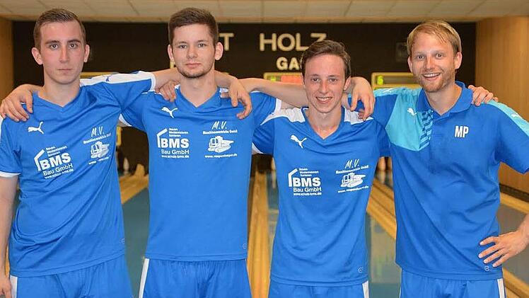Die 1. Herrenmannschaft des TSV Ebermannstadt wird kommende Saison ein gänzlich neues Gesicht haben: Während Robin Straßberger (l.) und Lukas Biemüller (2.v.l.) zum FSV Erlangen-Bruck in die 2. Liga wechseln, schließt sich auch Florian Seiler (nicht im Bild) mit dem SKC Victoria Bamberg II einem Zweitligisten an. Steffen Wein (2. v.r.) geht derweil zurück nach Memmelsdorf. Trainer und Ersatzmann Michael Parzefall (r.) hat trotzdem eine konkurrenzfähige Truppe für die neue Spielzeit zusammenge...