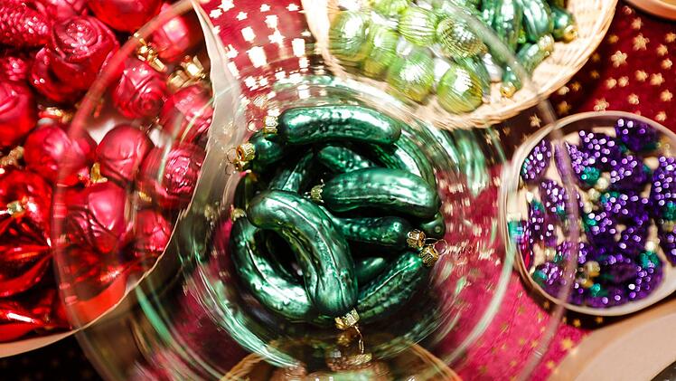 Die Weihnachtsgurken sind in Amerika beliebt. Derjenige, der sie zuerst am Baum entdeckt, bekommt ein zusätzliches Geschenk.  Foto: Matthias Hoch