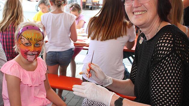 Beim Schminkteam der Stadtsteinacher Faschingsgesellschaft herrschte reger Andrang. Enya Hohn (6) lie&szlig; sich von Waltraud Kellermann in eine bunte Phantasiegestalt verwandeln. Foto: Sonny Adam