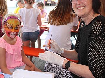 Beim Schminkteam der Stadtsteinacher Faschingsgesellschaft herrschte reger Andrang. Enya Hohn (6) ließ sich von Waltraud Kellermann in eine bunte Phantasiegestalt verwandeln. Foto: Sonny Adam