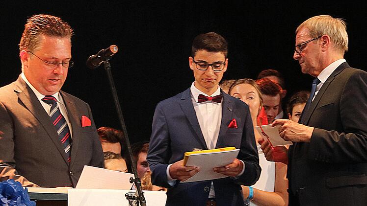Bester Abiturient des Johann-Philipp-von-Schönborn-Gymnasiums ist in diesem Jahr Tizian Gebert. Schulleiter Joachim Schwigon (rechts) und der Vorsitzende des Fördervereins, Christian Stoßberg, (links) überreichten ihm seine Preise. Foto:  Dieter Britz