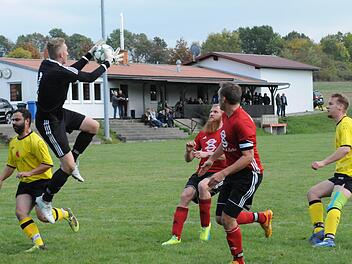 Den Ball hat Schlimpfhofs Keeper Jonas Müller in dieser Szene im Spiel gegen den SV Römershag. Am Ende musste er sogar fünf Mal hinter sich greifen. ssp