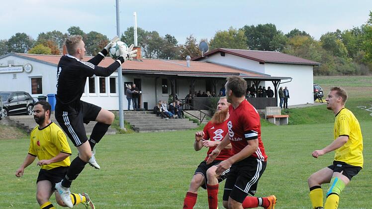 Den Ball hat Schlimpfhofs Keeper Jonas Müller in dieser Szene im Spiel gegen den SV Römershag. Am Ende musste er sogar fünf Mal hinter sich greifen. ssp