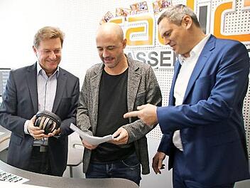 Noch immer trauern Hörerinnen Rainer Ludwig (links) als Moderator nach. Unser Bild zeigt ihn mit Redaktionsleiter Markus Weber (Mitte) und Geschäftsführer Mischa Salzmann. Foto: Archiv/Alexander Hartmann