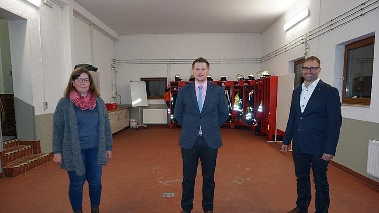 Drei Bürgermeister für Zeitlofs: Bürgermeister Matthias  Hauke (mitte)  und seine Stellvertreter, der zweite Bürgermeister Volker Roth (rechts)  und die dritte Bürgermeisterin Sabine Schiffler (links). Foto: Marion Eckert