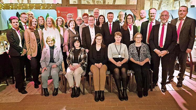 800 Jahre im Dienst der Sparkasse – Ehrung für verdienstvolle Mitarbeiterinnen und Mitarbeiter, die jahrzehntelang im heimischen Kreditinstitut tätig sind. Dr. Martin Faber, Vorstandsvorsitzender (stehend, Dritter v. r.) gratulierte gemeinsam mit ...