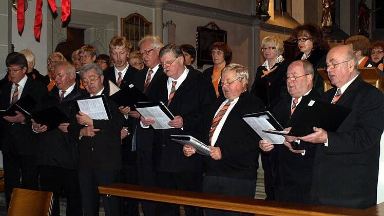 Den gregorianischen Choral "Rorate Coeli" brachte die Männerschola mit ihrem Solisten Walter Klose (rechts) zu Gehör.