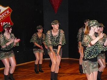 Den zackigen Showtanz "Military" führte die Kupferberger Prinzengarde auf. Foto: Klaus-Peter Wulf
