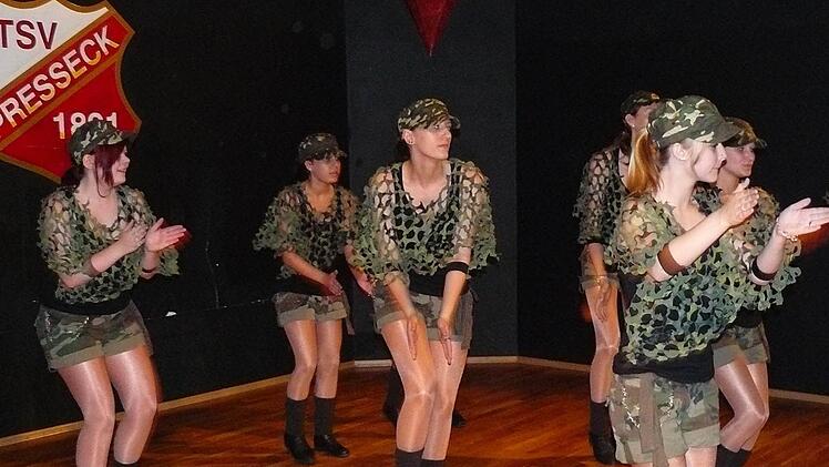 Den zackigen Showtanz "Military" führte die Kupferberger Prinzengarde auf. Foto: Klaus-Peter Wulf