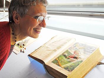 Die Cranach-Werkstatt illustrierte die ersten Druckausgaben von Luthers Bibelübersetzung. Die Leiterin der Landesbibliothek, Silvia Pfister, präsentiert jetzt die wertvollen Originale.  Fotos: Carolin Herrmann