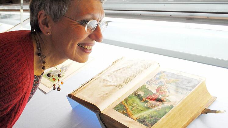 Die Cranach-Werkstatt illustrierte die ersten Druckausgaben von Luthers Bibelübersetzung. Die Leiterin der Landesbibliothek, Silvia Pfister, präsentiert jetzt die wertvollen Originale.  Fotos: Carolin Herrmann