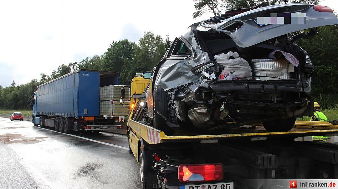 Mercedes gerät bei Starkregen ins Schleudern - Fahrer touchiert zwei Lkws