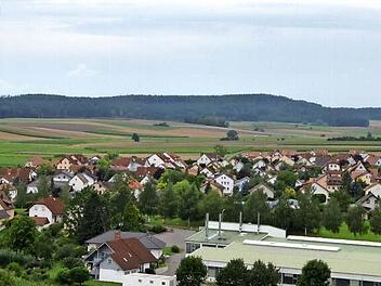 Die bewaldeten Höhen hinter dem Gelände bei Wiesenfeld lassen es der Flugsicherung als ungeeignet für einen Verkehrslandeplatz erscheinen.  Foto: Rainer Lutz