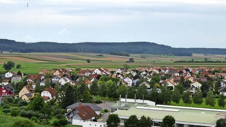 Die bewaldeten Höhen hinter dem Gelände bei Wiesenfeld lassen es der Flugsicherung als ungeeignet für einen Verkehrslandeplatz erscheinen.  Foto: Rainer Lutz