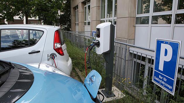 Lades&auml;ule f&uuml;r Elektrofahrzeuge am Parkplatz des Landratsamtes Bamberg Foto: RiegerPress