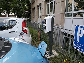 Ladesäule für Elektrofahrzeuge am Parkplatz des Landratsamtes Bamberg Foto: RiegerPress