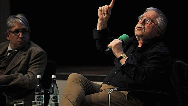 Wolf Biermann bei seinem Auftritt im Bamberger Hegelsaal. Neben ihm sein Gesprächspartner Andreas Öhlers. Fotos: Helmut Ölschlegel