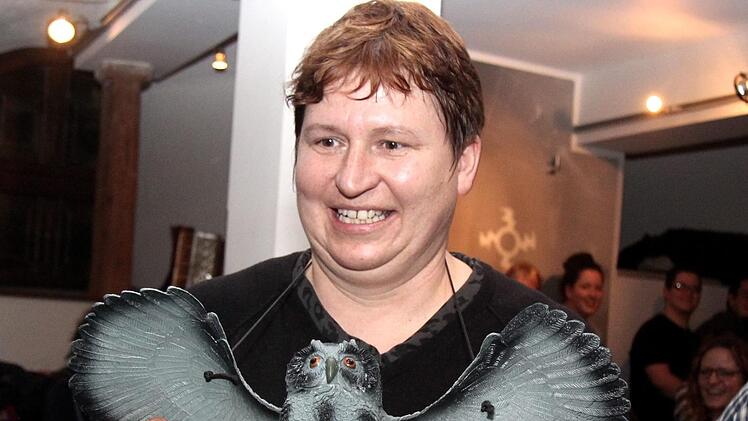 Wirtin Bea Wirth präsentiert kuriose Geschenke.