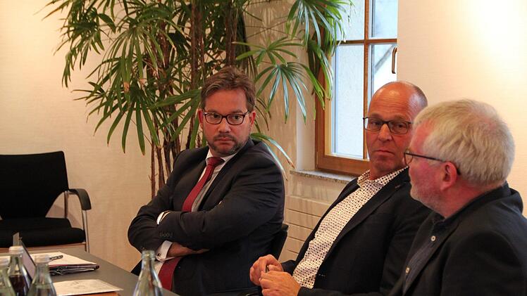 Staatssekretär Florian Pronold (von links) im Gespräch mit dem Wildfleckener Bürgermeister Gerd Kleinhenz und Allianzmanager Uwe Schmidt. Foto: Ulrike Müller
