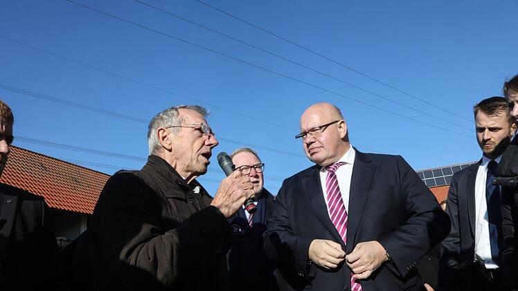 Altmaier (rechts) stellt sich den Demonstranten.