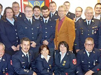 Bei der Hauptversammlung der Feuerwehr Weitramsdorf standen zahlreiche Ehrungen und Beförderungen sowie Neuwahlen an. Foto: Doris Weidner