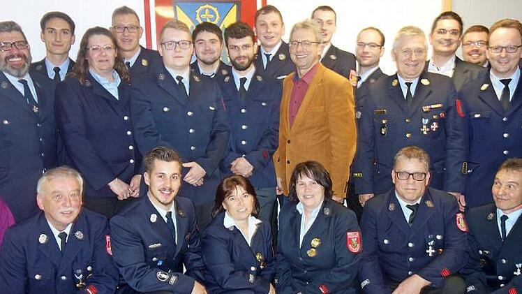 Bei der Hauptversammlung der Feuerwehr Weitramsdorf standen zahlreiche Ehrungen und Beförderungen sowie Neuwahlen an. Foto: Doris Weidner