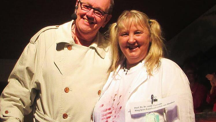 Hat er eine andere? Klaus Bollwein und Michaela, die er im Publikum fand.          Foto: Winfried Ehling