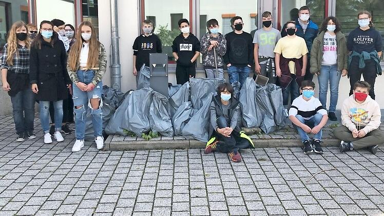 Die Realschule "CO I" war mit 400 Schülern eine Woche lang auf Sauberkeitsmission in Coburg unterwegs.  Fotos: privat