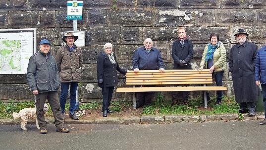 Der CSU-Ortsverband Kronach mit seiner Ortsvorsitzenden B&uuml;rgermeisterin Angela Hofmann (links) hat eine Sitzbank f&uuml;r den Festungs-Parkplatz gespendet.