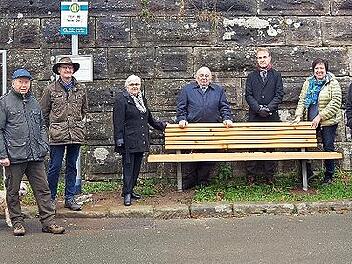 Der CSU-Ortsverband Kronach mit seiner Ortsvorsitzenden Bürgermeisterin Angela Hofmann (links) hat eine Sitzbank für den Festungs-Parkplatz gespendet.