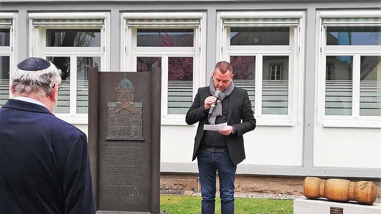 Zweiter Bürgermeister Anton Schick erinnert am "Denkort Deportationen" (Maxstraße) im Namen der Stadt an die Bad Kissinger Opfer des Holocausts.