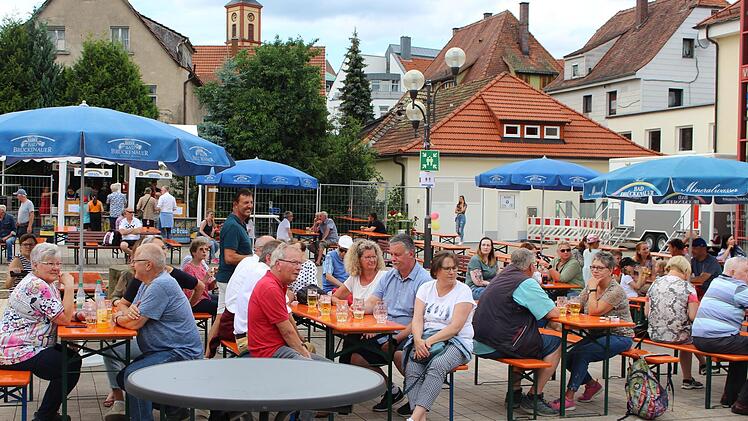 Schnell füllten sich die leeren Bänke am Sinnauplatz in Bad Brückenau. Foto: Julia Raab