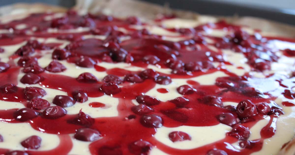 Schneller Kirschkuchen vom Blech: Rezept für Sommergenuss