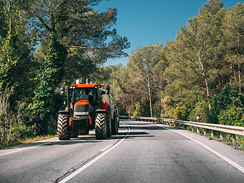 Schwere Kopfverletzungen: Mann st&uuml;rzt von Traktor