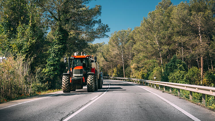 Schwere Kopfverletzungen: Mann st&uuml;rzt von Traktor